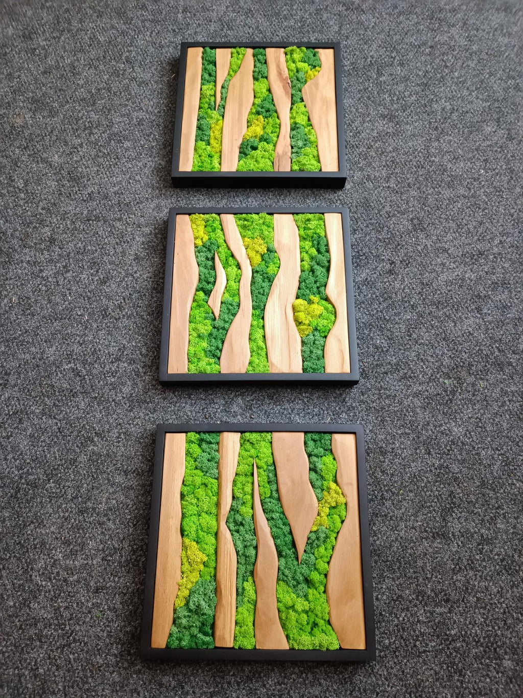 Panneau en Bois à Bord Naturel et Mousse Scandinave (32 × 32 cm)