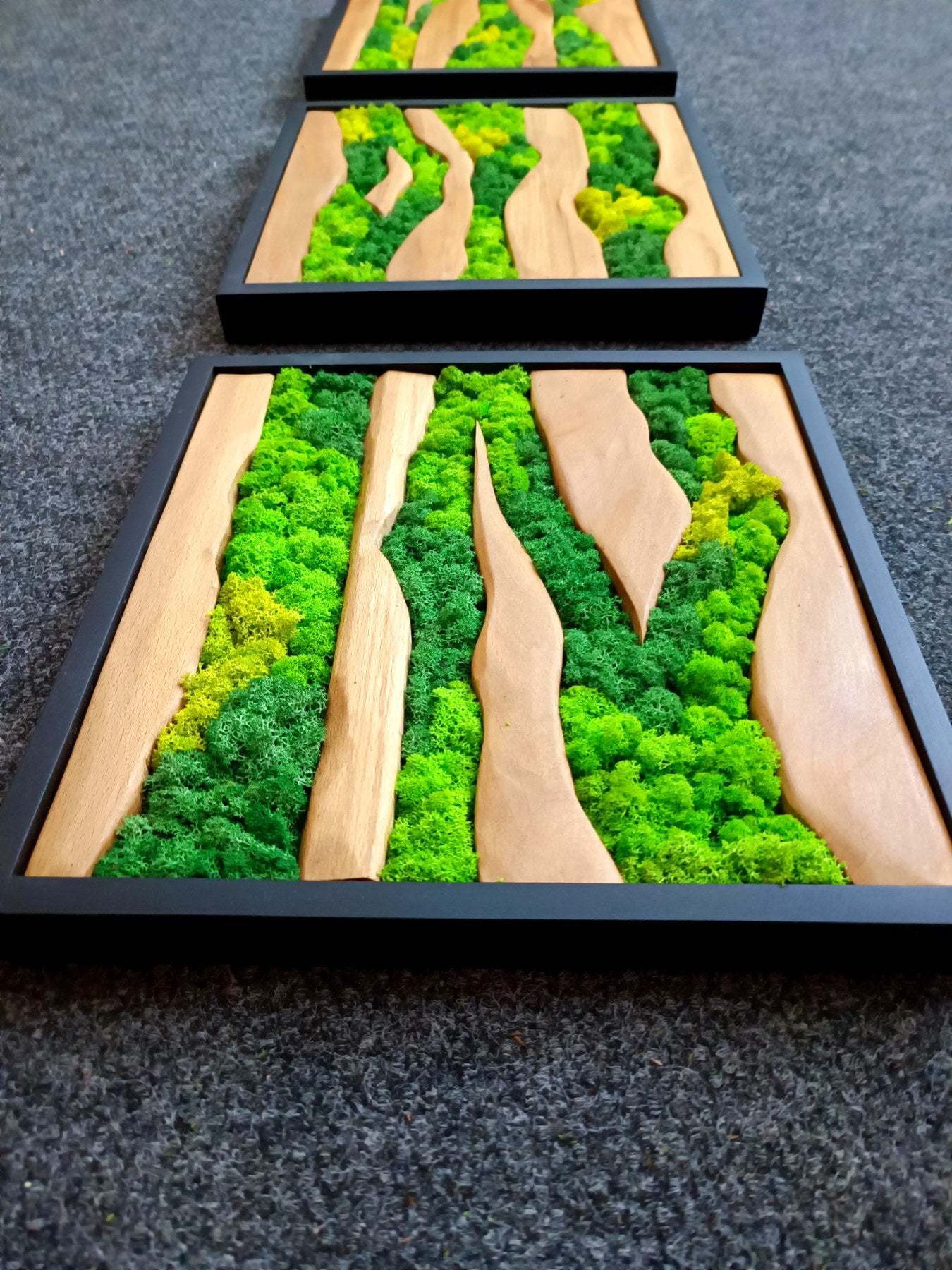 Panneau en Bois à Bord Naturel et Mousse Scandinave (32 × 32 cm)