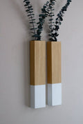 Cache-pot mural en bois massif avec eucalyptus stabilisé – 30 × 14 cm