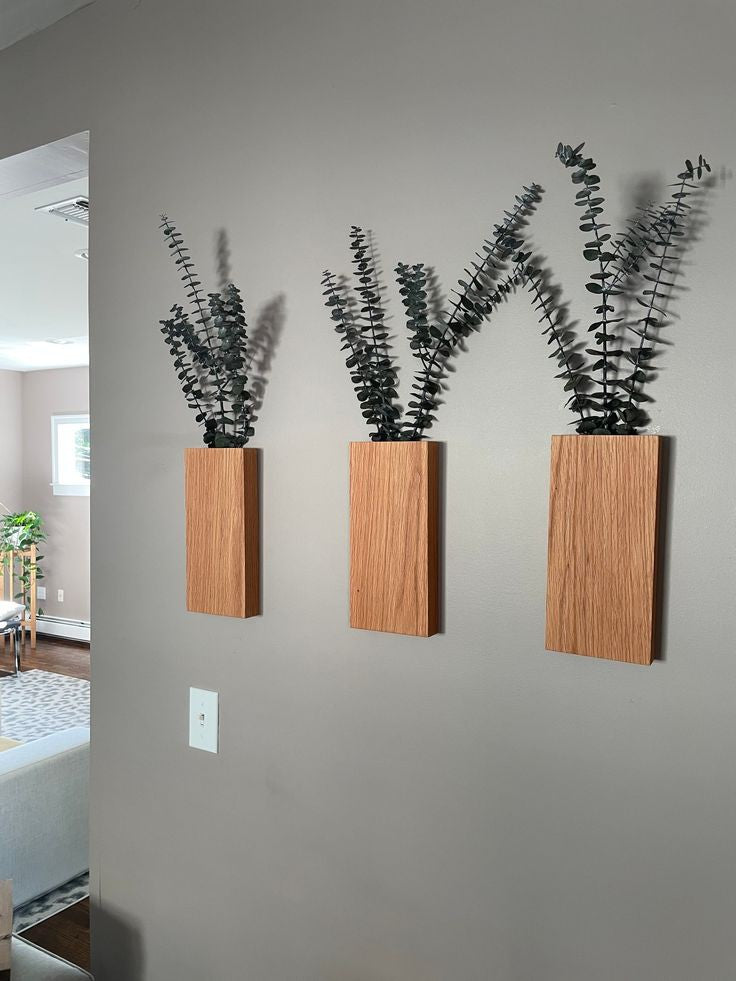 Cache-pot mural en bois massif avec eucalyptus stabilisé – 30 × 14 cm